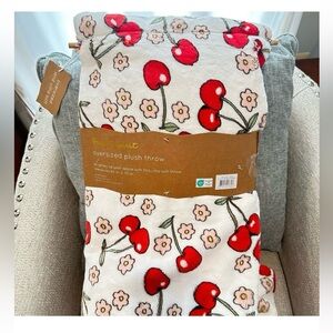 Plush oversized throw blanket with cherry and flowers print 60 × 70